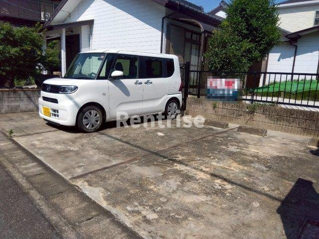 尾崎町貸家の駐車場