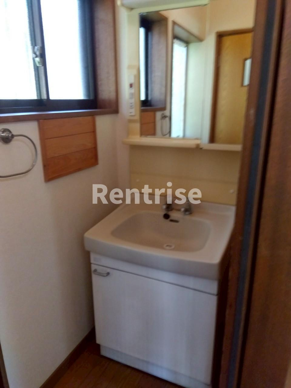 尾崎町貸家の洗面所