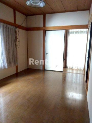 尾崎町貸家の居間・リビング