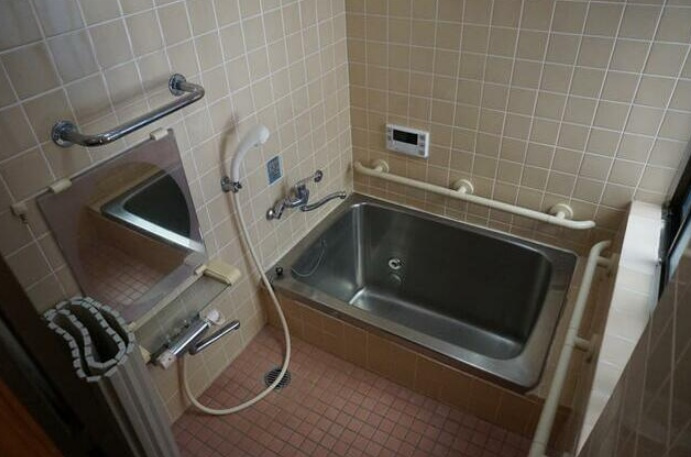 尾崎町貸家の浴室