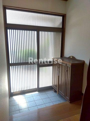 尾崎町貸家の玄関