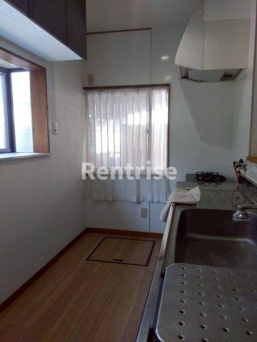 尾崎町貸家のキッチン