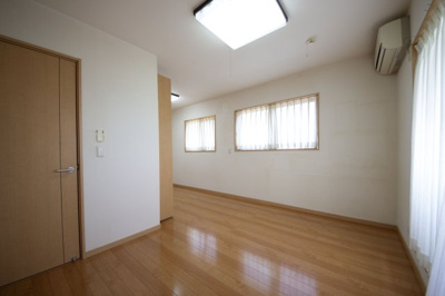 【洋室】 | 大津市南小松1594-67　中古戸建 | 二階9.4帖洋室、別角度