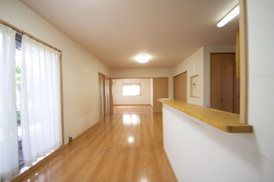【居間・リビング】 | 大津市南小松1594-67　中古戸建 | リビング別角度、奥の8帖洋室と一体利用できます