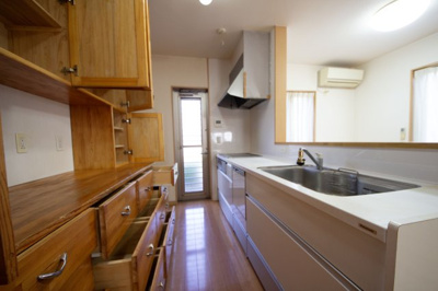 【キッチン】 | 大津市南小松1594-67　中古戸建 | キッチン、リビング空間を見ながら調理できます
