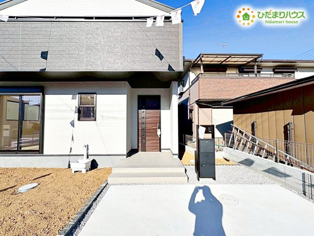 行田市城西第2　新築一戸建て　リーブルガーデン　04のエントランス|玄関ポーチ付きなので日々の行動もスムーズ！