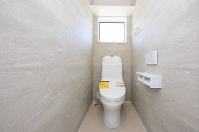 【トイレ】 | PEAKS下関市山の田中央（7号地）♪仲介手数料無料物件♪ | 洗浄付き、暖房付き便座が魅力的。毎日使用する場所だから、清潔な空間であって頂けるよう配慮しました。