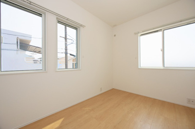 【洋室】 | PEAKS下関市山の田中央（7号地）♪仲介手数料無料物件♪ | 沢山の陽の光が入る明るい室内。収納たっぷりなのでお荷物の多いご家庭でもすっきりと収納出来ます。