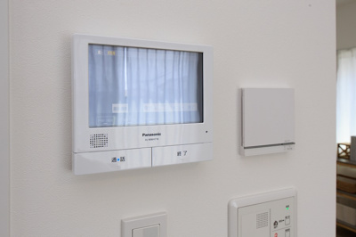 【セキュリティ】 | PEAKS下関市山の田中央（7号地）♪仲介手数料無料物件♪ | 家事動線を考慮した個所に設置し、防犯性と利便性に優れ快適と安らぎを合わせた優しい設計。
