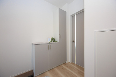 【玄関】 | PEAKS下関市山の田中央（7号地）♪仲介手数料無料物件♪ | たくさんある靴もすべて収納して頂け、玄関をスッキリ綺麗な空間にまとめます。


