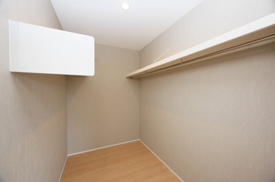 【収納】 | PEAKS下関市山の田中央（7号地）♪仲介手数料無料物件♪ | ウォークインクローゼットは、衣類やかばんなどをまとめて収納出来ます。
