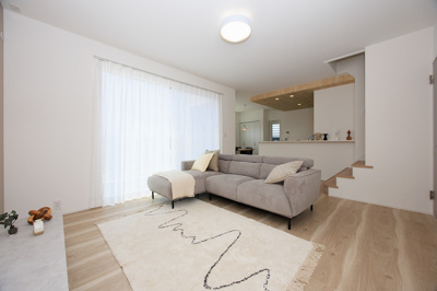 【居間・リビング】 | PEAKS下関市山の田中央（7号地）♪仲介手数料無料物件♪ | 降り注ぐ陽光をいっぱいに浴び、メインライトと共に室内全体が明るい・開放感のあるＬＤＫ。