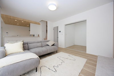 【居間・リビング】 | PEAKS下関市山の田中央（7号地）♪仲介手数料無料物件♪ | 家族が集う開放的な自由空間。季節ごとに壁飾りや家具の配置を変えて楽しんでみるのはいかがですか。









