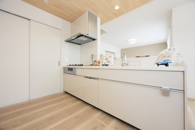 【キッチン】 | PEAKS下関市山の田中央（7号地）♪仲介手数料無料物件♪ | ご家族との会話を楽しみながら家事が出来る対面キッチン。バックスペースは充分な広さを確保しています。