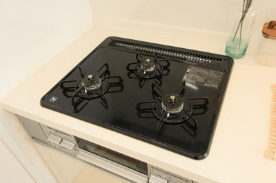 【キッチン】 | PEAKS下関市山の田中央（7号地）♪仲介手数料無料物件♪ | 都市ガス用コンロです。汚れをサッとふき取れる天板を採用。お掃除も簡単です。