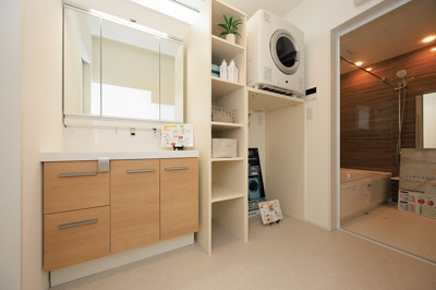 【独立洗面台】 | PEAKS下関市山の田中央（7号地）♪仲介手数料無料物件♪ | 大きくて見やすく清潔感ある洗面台。収納も多く、コスメ等もスッキリと仕舞えます。
幹太くん設備で、お洗濯も安心です！