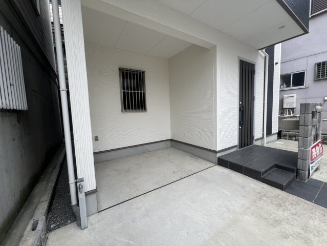 四條畷市江瀬美町中古戸建　の駐車場|車をお持ちの方に嬉しい駐車場付きの物件です