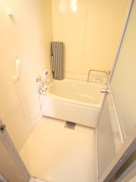 ロイヤルハイツ藤田の浴室|追い焚き機能付きバス