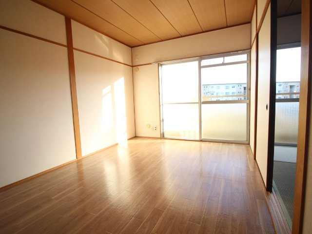 ロイヤルハイツ藤田の洋室|南向きの洋室