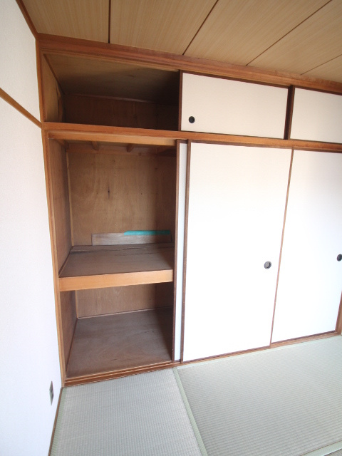 ロイヤルハイツ藤田の収納|天袋付き押入れ