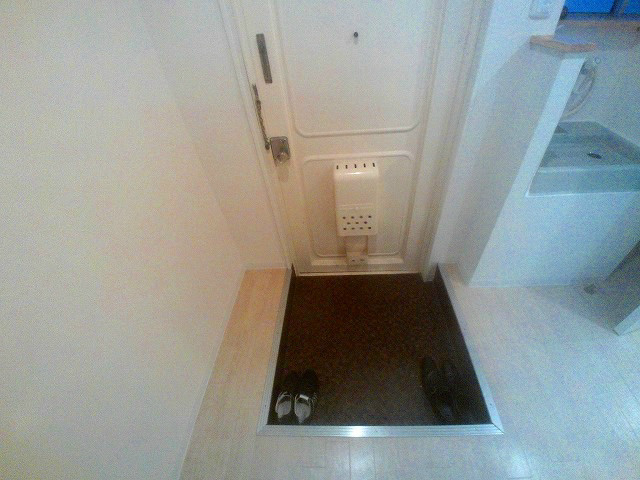 かぎ屋ビルの玄関