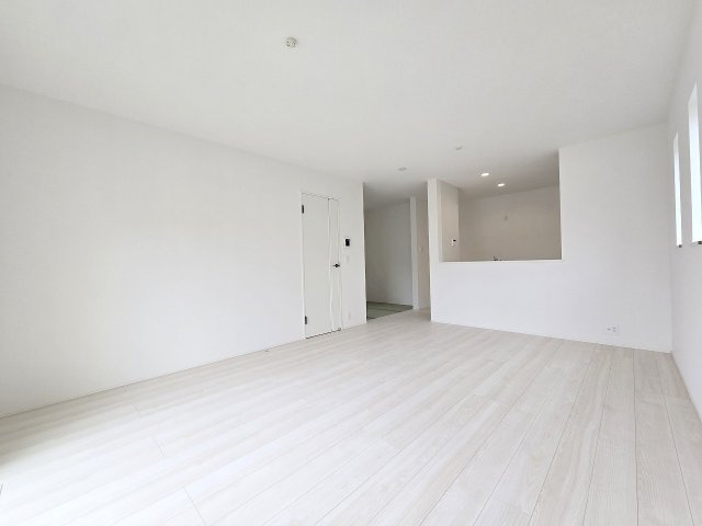 箱根ヶ崎東松原　全3棟の居間・リビング