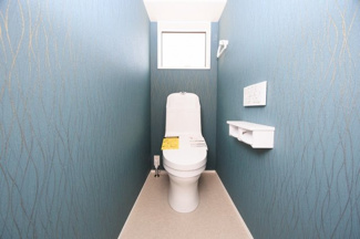 【トイレ】 | PEAKS下関市山の田中央（11号地）♪仲介手数料無料物件♪ | いつまでも清潔な空間であって頂けますように、汚れをふき取り易いフロアと壁紙をチョイス致しました。