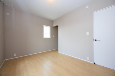 【洋室】 | PEAKS下関市山の田中央（11号地）♪仲介手数料無料物件♪ | 沢山の陽の光が入る明るい室内。収納たっぷりなのでお荷物の多いご家庭でもすっきりと収納出来ます。