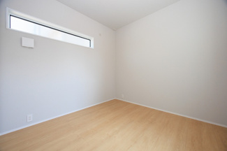 【洋室】 | PEAKS下関市山の田中央（11号地）♪仲介手数料無料物件♪ | 明るさを基調とした部屋は、光を反射するので部屋を明るく美しく見せる効果もあります。
