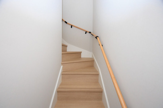 【設備】 | PEAKS下関市山の田中央（11号地）♪仲介手数料無料物件♪ | 小さいお子様やシニアのいらっしゃるご家庭の転倒や転落などのリスクを回避する為に、手すりが設置され安心です。