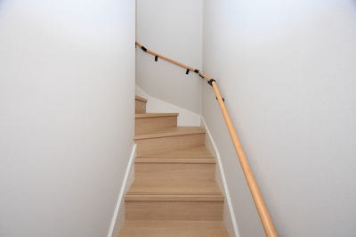 【設備】 | PEAKS下関市山の田中央（11号地）♪仲介手数料無料物件♪ | 小さいお子様やシニアのいらっしゃるご家庭の転倒や転落などのリスクを回避する為に、手すりが設置され安心です。