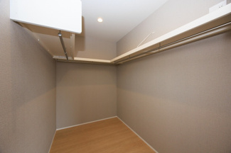 【収納】 | PEAKS下関市山の田中央（11号地）♪仲介手数料無料物件♪ | ウォークインクローゼットは、衣類やかばんなどをまとめて収納出来ます。
