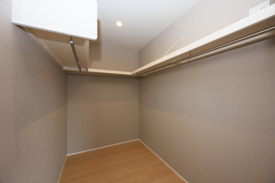 【収納】 | PEAKS下関市山の田中央（11号地）♪仲介手数料無料物件♪ | ウォークインクローゼットは、衣類やかばんなどをまとめて収納出来ます。

