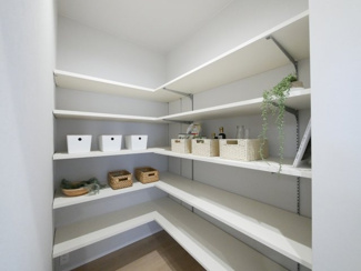 【その他】 | PEAKS下関市山の田中央（11号地）♪仲介手数料無料物件♪ | キッチン横のパントリー（食品庫）です。調味料や調理雑貨の整理も楽々です♪