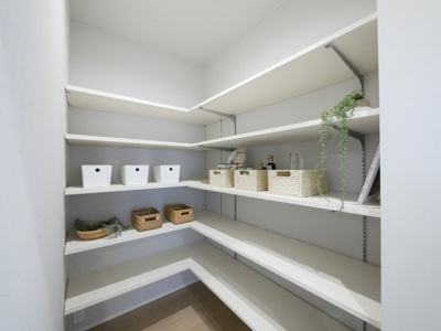 【その他】 | PEAKS下関市山の田中央（11号地）♪仲介手数料無料物件♪ | キッチン横のパントリー（食品庫）です。調味料や調理雑貨の整理も楽々です♪