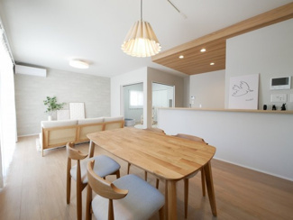 【居間・リビング】 | PEAKS下関市山の田中央（11号地）♪仲介手数料無料物件♪ | 降り注ぐ陽光をいっぱいに浴び、メインライトと共に室内全体が明るい・開放感のあるＬＤＫ。