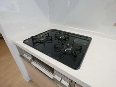 【キッチン】 | PEAKS下関市山の田中央（11号地）♪仲介手数料無料物件♪ | 都市ガス用コンロです。汚れをサッとふき取れる天板を採用。お掃除も簡単です。