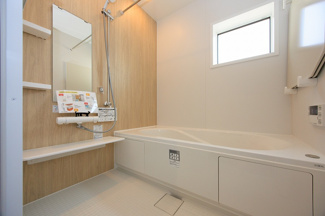 【浴室】 | PEAKS下関市山の田中央（11号地）♪仲介手数料無料物件♪ | ゆったりと足を伸ばし、寛げるバスルーム。一日の疲れを癒してくれる空間です。
