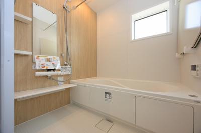 【浴室】 | PEAKS下関市山の田中央（11号地）♪仲介手数料無料物件♪ | ゆったりと足を伸ばし、寛げるバスルーム。一日の疲れを癒してくれる空間です。
