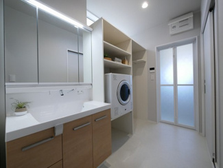 【独立洗面台】 | PEAKS下関市山の田中央（11号地）♪仲介手数料無料物件♪ | 大きくて見やすく清潔感ある洗面台。収納も多く、コスメ等もスッキリと仕舞えます。
幹太くん設備で、お洗濯も安心です！