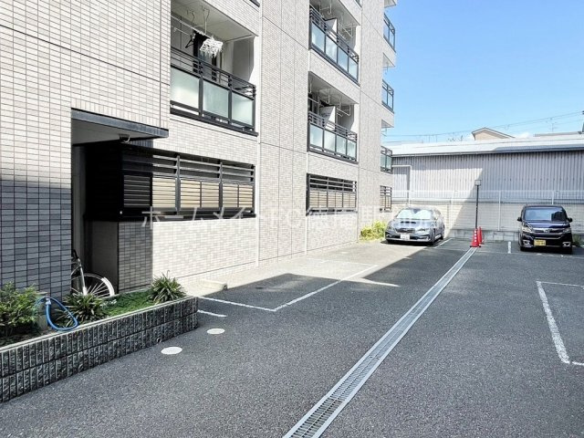 ピーノ・ウエストの駐車場