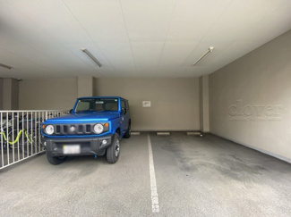 【駐車場】 | マンションの駐車場スペース。空きの有無や駐車料金、サイズ規定などについては、改めてお問い合わせください。～即日のご見学可能～　お問合せはお気軽にどうぞ。