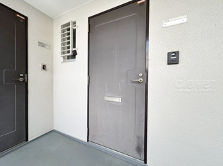 【その他共用部分】 | 皆様をお迎えする、お部屋の玄関ドア。開けやすさや開放角度、ドアノブの操作しやすさや鍵の形状などを、現地で一度ご確認ください。～即日のご見学可能～　お問合せはお気軽にどうぞ。