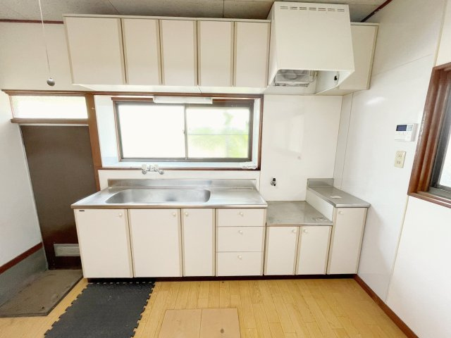 中古戸建・平屋　太田市新田木崎町のキッチン|吊戸棚ありで収納充実！