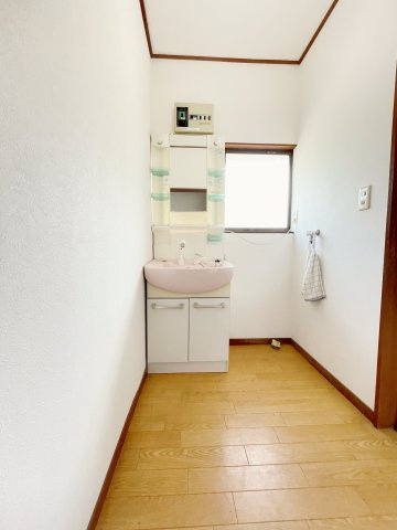 中古戸建・平屋　太田市新田木崎町の独立洗面台|シャワー付き洗面台！
