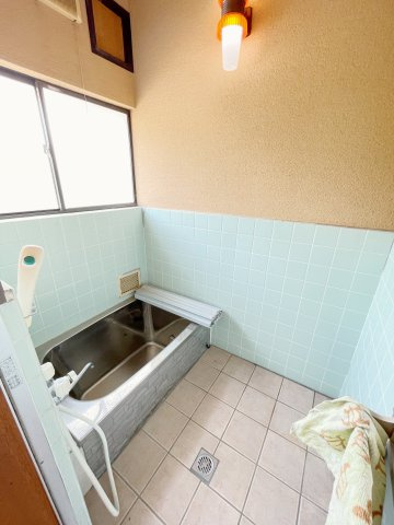 中古戸建・平屋　太田市新田木崎町の浴室|大きな窓付きで明るい浴室！