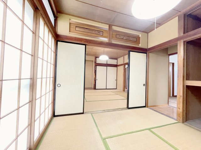 中古戸建・平屋　太田市新田木崎町の和室|続き和室なのでふすまを外せば広く使えますね！