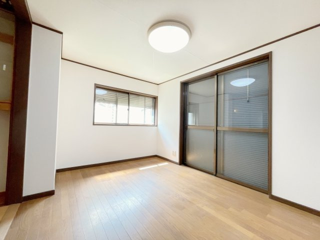 中古戸建・平屋　太田市新田木崎町の洋室|シャッター付きの洋室！シャッターを開ければ庭を眺めることができます！