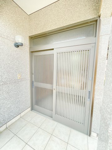 中古戸建・平屋　太田市新田木崎町の玄関|講師付きの玄関引戸！