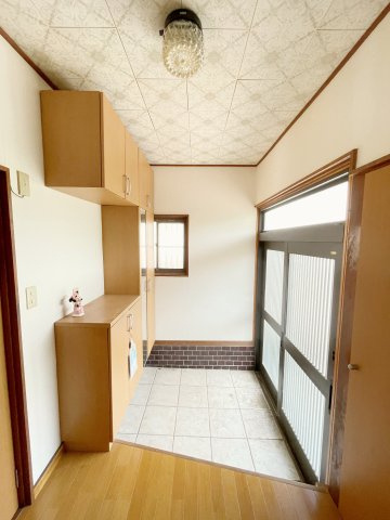 中古戸建・平屋　太田市新田木崎町の玄関|窓付きで明るい玄関！
